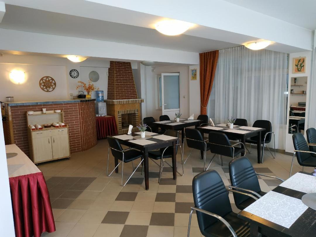 Vila Mihail Hotell Buşteni Exteriör bild