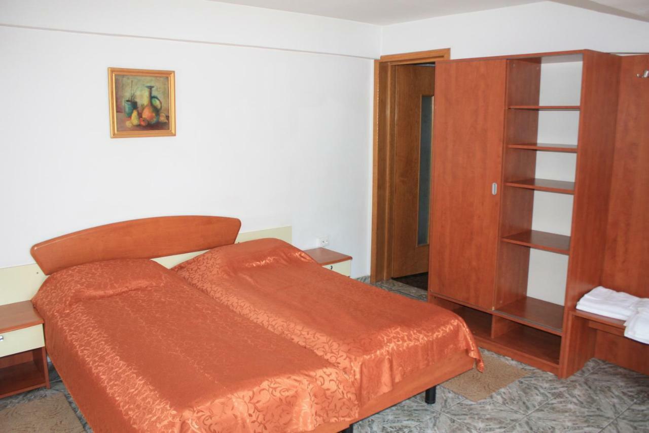 Vila Mihail Hotell Buşteni Exteriör bild
