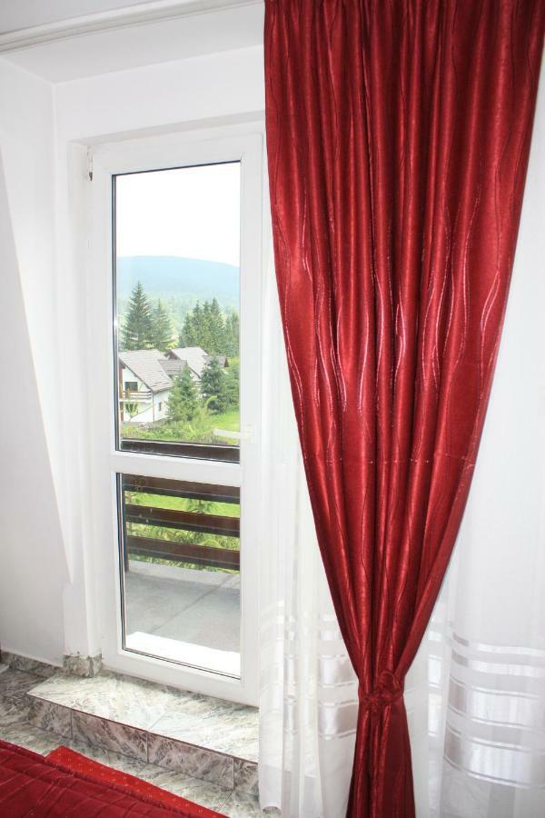 Vila Mihail Hotell Buşteni Exteriör bild