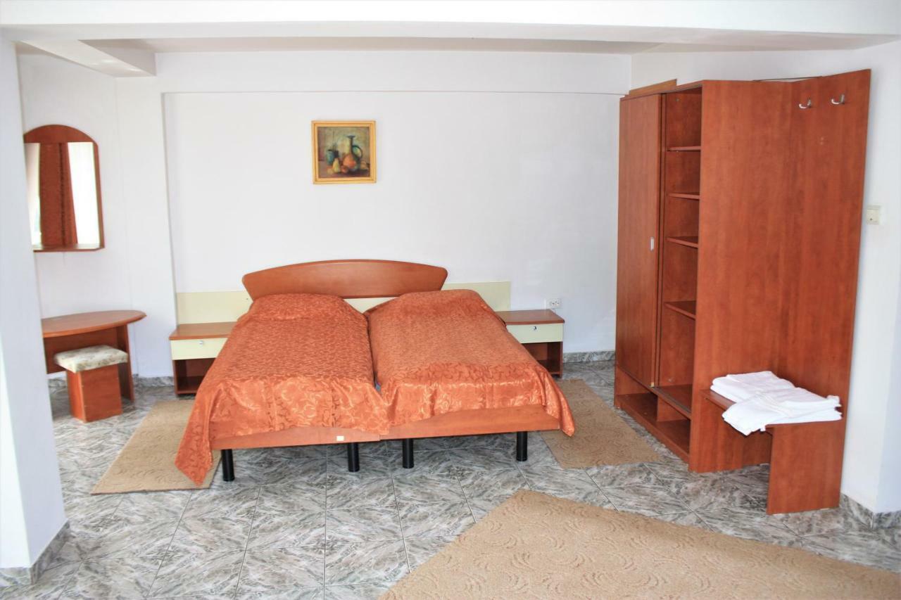 Vila Mihail Hotell Buşteni Exteriör bild