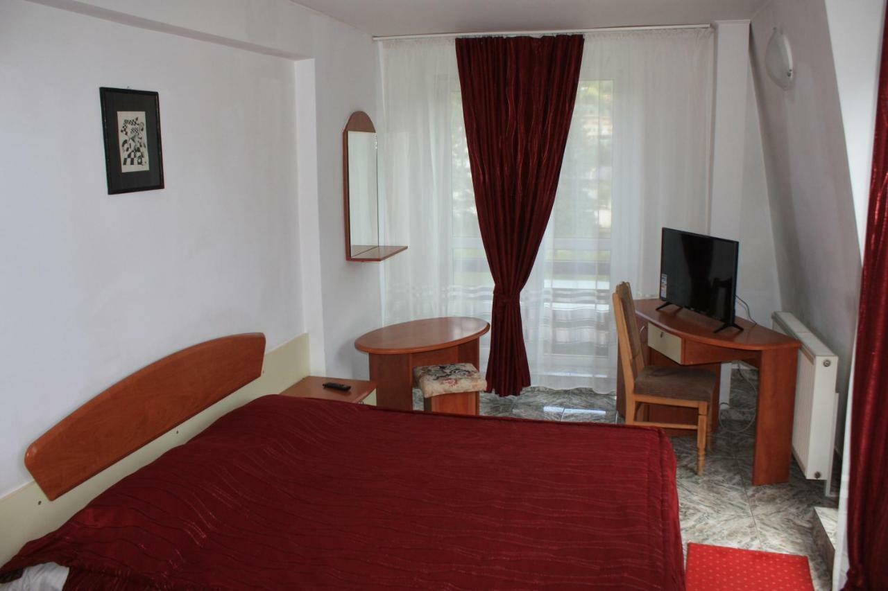 Vila Mihail Hotell Buşteni Exteriör bild