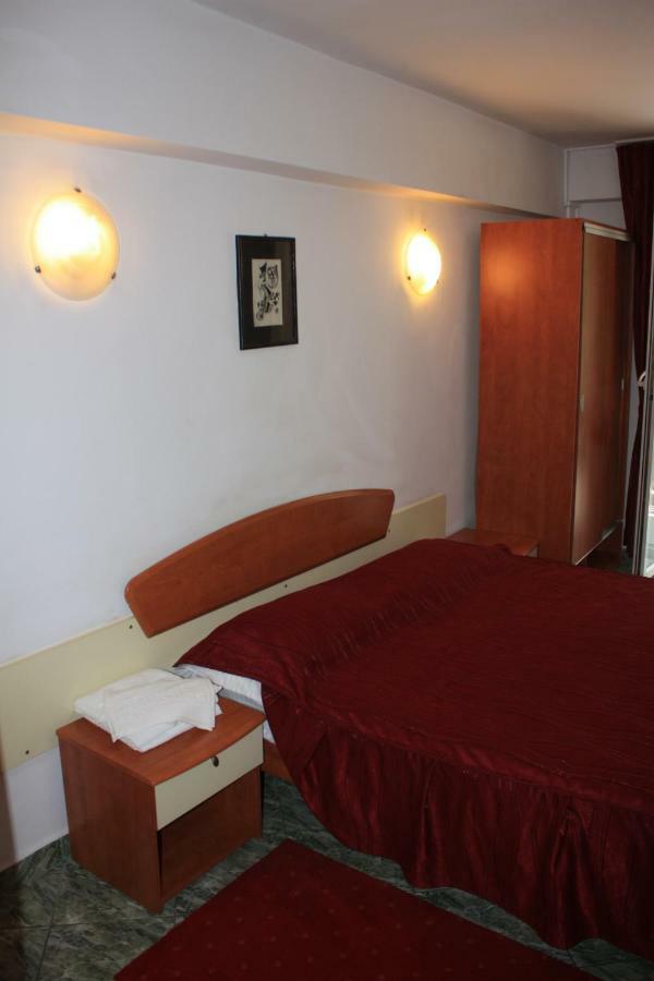 Vila Mihail Hotell Buşteni Exteriör bild