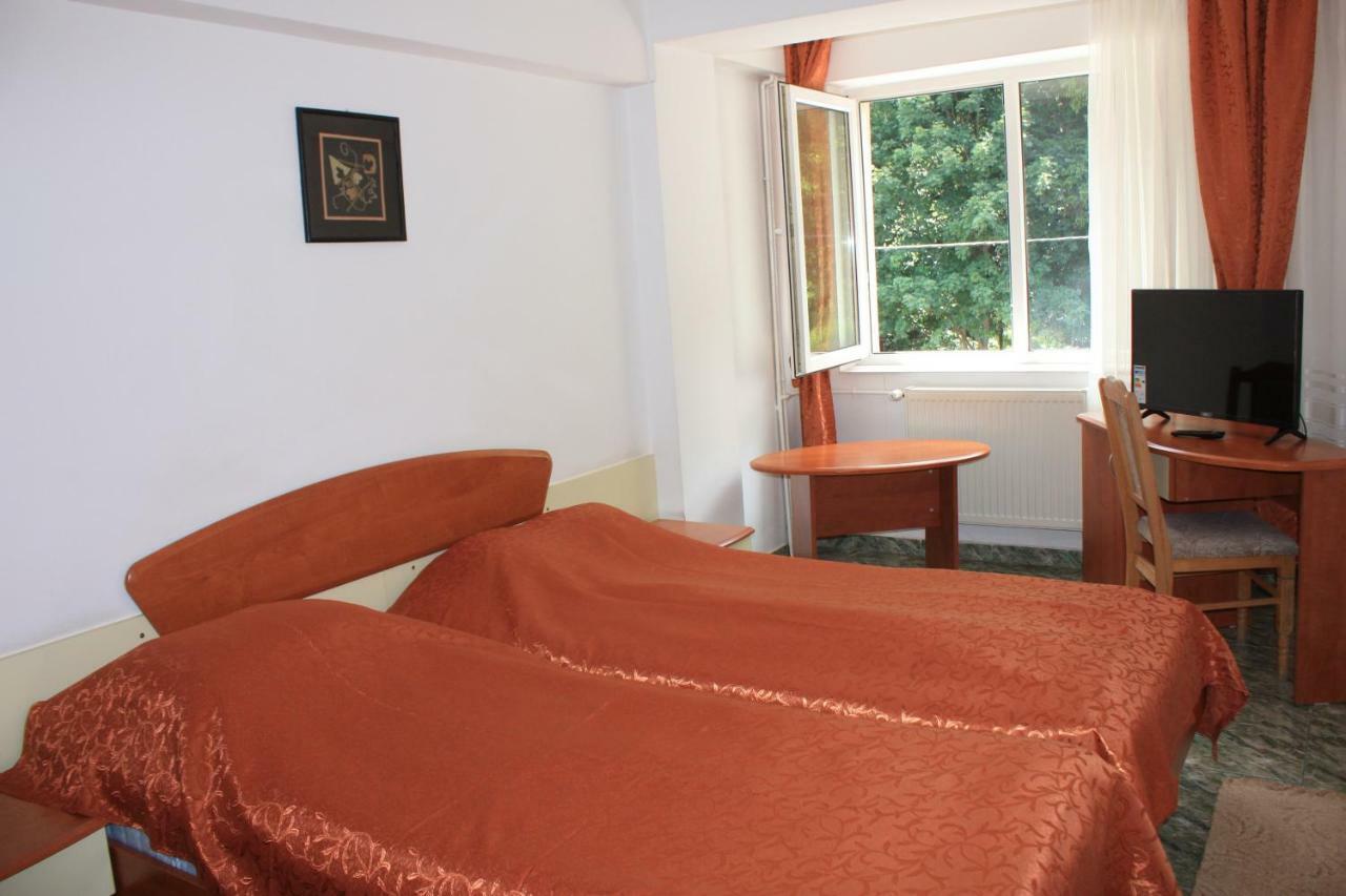 Vila Mihail Hotell Buşteni Exteriör bild