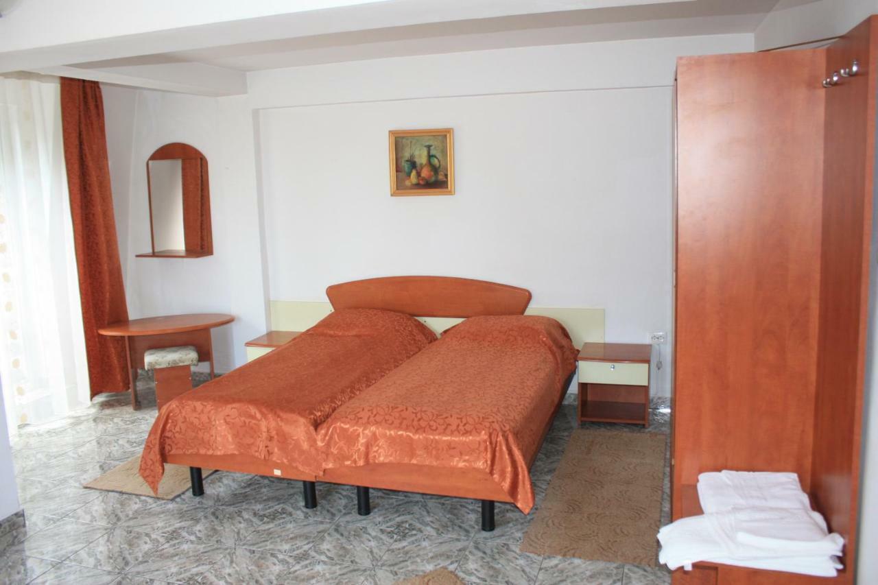 Vila Mihail Hotell Buşteni Exteriör bild